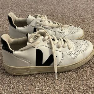 Veja v10 sneakers size 39